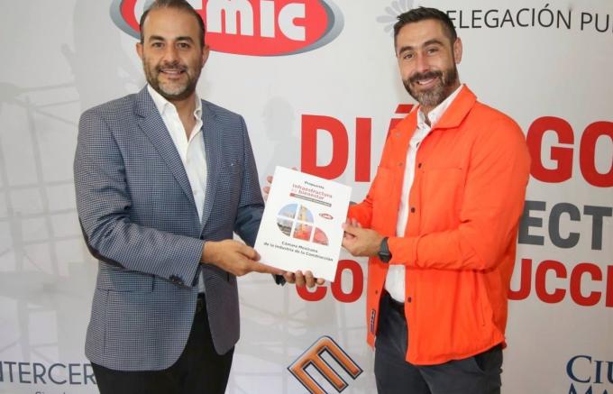 Rafael Reynoso y la CMIC acuerdan agenda común para el desarrollo ordenado de Santa Clara Ocoyucan