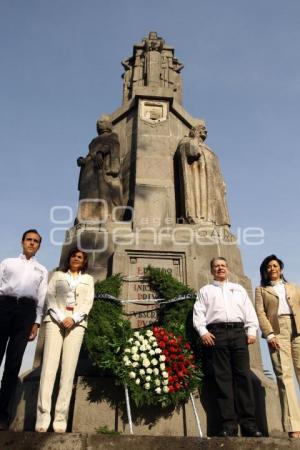 PRÍISTAS COLOCAN CORONA EN HONOR A FUNDACIÓN DE PUEBLA