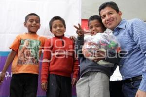 RIVERA ENTREGÓ COBERTORES Y DESPENSAS