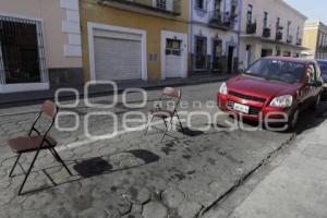 CON BOTES SE APARTAN LUGARES EN EL CENTRO HISTÓRICO