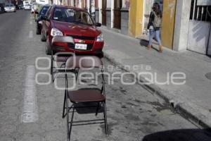 CON BOTES SE APARTAN LUGARES EN EL CENTRO HISTÓRICO