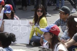 VENEZOLANOS PIDEN PAZ EN SU PAÍS