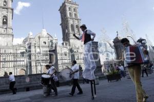 DESFILE ACRÓBATAS. DÍA INTERNACIONAL DE TEATRO