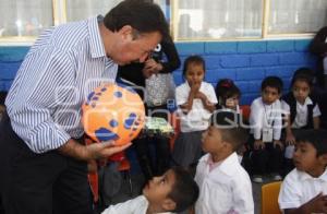 ENTREGA DE UNIFORMES . ACATLÁN