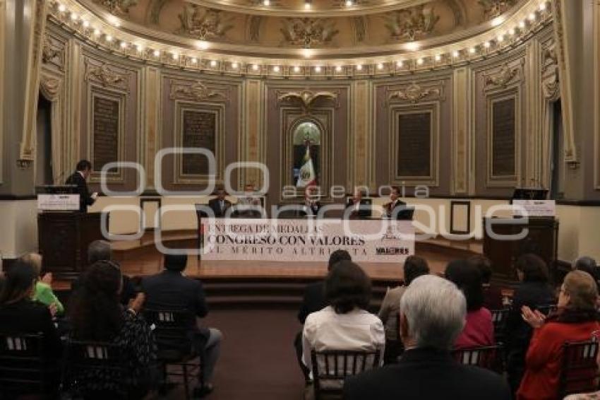 ENTREGA DE MEDALLAS AL MÉRITO