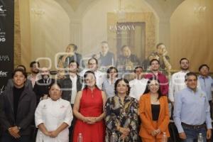 CHILES EN NOGADA . CASONA MARÍA