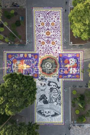 ZÓCALO . ALFOMBRA MONUMENTAL