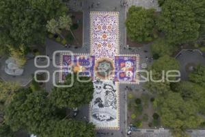 ZÓCALO . ALFOMBRA MONUMENTAL
