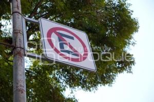 TLAXCALA . VEHÍCULOS MAL ESTACIONADOS