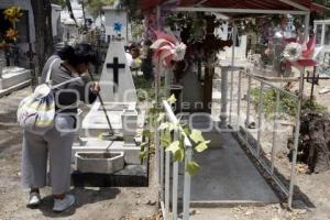 PANTEÓN MUNICIPAL . DÍA DE LA MADRE