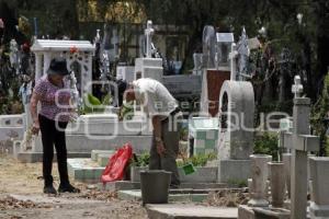 PANTEÓN MUNICIPAL . DÍA DE LA MADRE