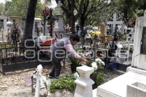 PANTEÓN MUNICIPAL . DÍA DE LA MADRE