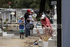 PANTEÓN MUNICIPAL . DÍA DE LA MADRE