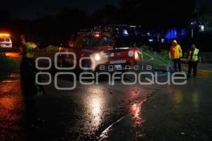 TLAXCALA . VEHÍCULO ATRAPADO