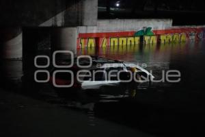 TLAXCALA . VEHÍCULO ATRAPADO