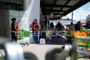 TLAXCALA . VENDEDORES AMBULANTES