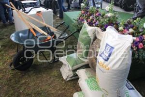 TIANGUISMANALCO . ENTREGA DE APOYOS CAMPO