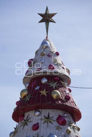 TLAXCALA . COLOCACIÓN ÁRBOL NAVIDEÑOS