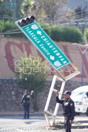 TLAXCALA . DERRIBO DE SEMÁFORO