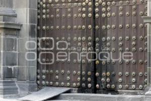 CATEDRAL . PUERTA INCENDIADA